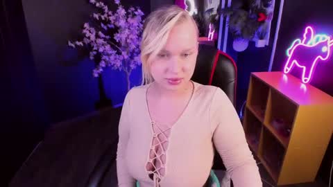 Snapshot of angelic_coy chatting on 05-26-26, 10:33 Angelic beauty online show from 05-26-26, 10:33