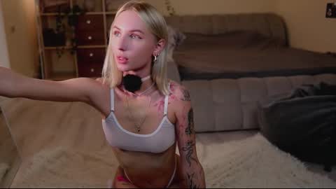 Snapshot of angelic_lovers_ chatting on 09-22-25, 04:42 Gabby online show from 09-22-25, 04:42