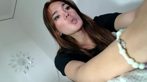 Snapshot of angelic_slutxx chatting on 12-15-24, 05:56 Yhanna online show from 12-15-24, 05:56