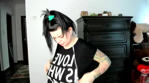 Snapshot of angelinacht chatting on 11-19-25, 08:47 Angelina online show from 11-19-25, 08:47