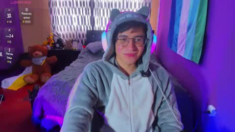 Snapshot of angelito18_twink chatting on 06-07-26, 08:01 Angel online show from 06-07-26, 08:01