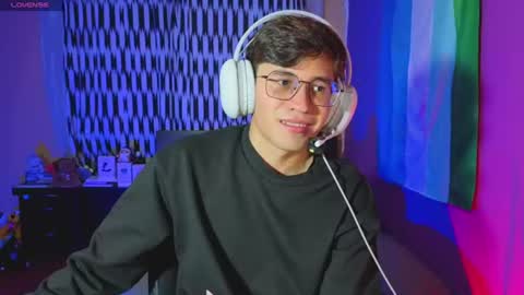 Snapshot of angelito18_twink chatting on 06-24-26, 01:37 Angel online show from 06-24-26, 01:37
