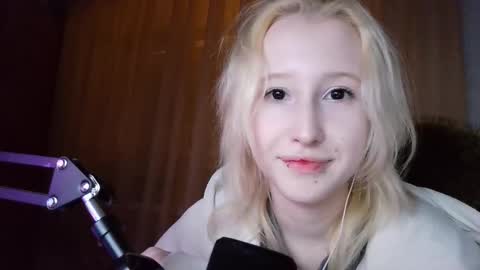 Snapshot of angelkortright chatting on 12-18-25, 05:52 Marry online show from 12-18-25, 05:52