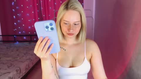 Snapshot of angellisss chatting on 04-16-26, 10:05 Cutie online show from 04-16-26, 10:05