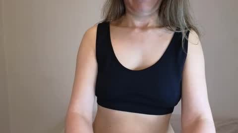 Giulia online show from 01-29-25, 04:52