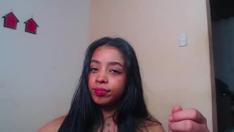 Snapshot of angielee01 chatting on 01-21-25, 02:05 Angie y Andres online show from 01-21-25, 02:05