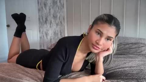 Snapshot of aniishaa chatting on 03-12-25, 10:05 anisha online show from 03-12-25, 10:05