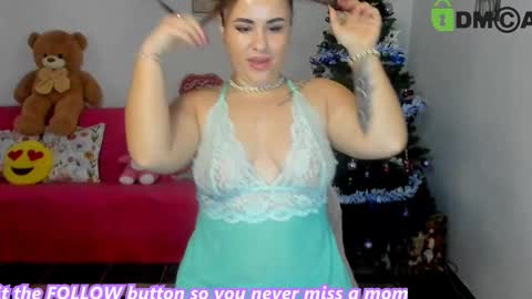 Snapshot of anissyax chatting on 12-16-25, 04:06 AnissyaX online show from 12-16-25, 04:06