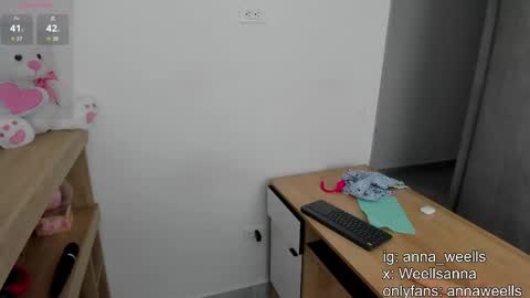  Anna Weells  online show from 05-18-26, 09:31