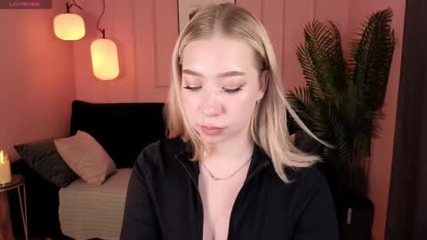 Snapshot of annabelle_art chatting on 12-17-24, 05:04 Annabelle online show from 12-17-24, 05:04