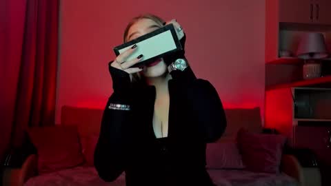 Snapshot of annabelle_art chatting on 02-22-25, 02:52 Annabelle online show from 02-22-25, 02:52