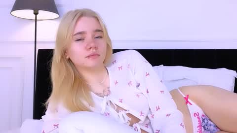 AnnaBelle online show from 10-22-25, 02:34