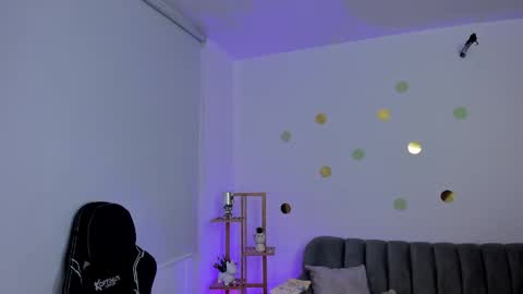 Annelise Hansen online show from 04-21-26, 08:12