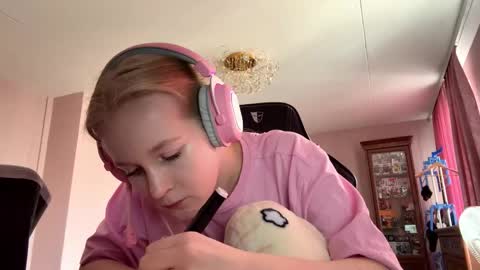 Snapshot of annellebenney chatting on 02-25-26, 10:25 Qwin online show from 02-25-26, 10:25