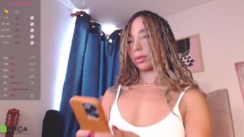 Snapshot of annie_es chatting on 10-21-25, 01:56 Annie online show from 10-21-25, 01:56