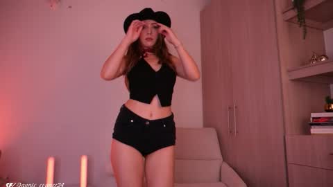 Snapshot of annie_evans24 chatting on 10-31-25, 08:43 Annie Evans online show from 10-31-25, 08:43