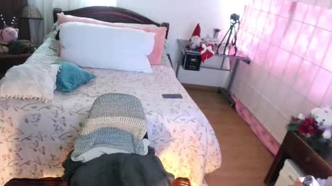 LAURA - A n n i e  S w a n online show from 12-19-24, 03:52