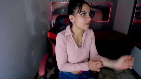 Snapshot of anniee_x chatting on 12-20-25, 01:40 Anniee online show from 12-20-25, 01:40