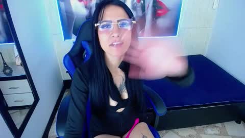 Anniee online show from 01-17-26, 01:38