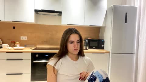 Snapshot of annisguion chatting on 10-29-25, 02:19 Leila Bruno online show from 10-29-25, 02:19