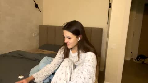 Snapshot of annisguion chatting on 10-31-25, 02:29 Leila Bruno online show from 10-31-25, 02:29