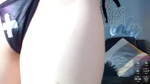 Snapshot of anny_loves chatting on 05-27-26, 04:37 anny_loves online show from 05-27-26, 04:37