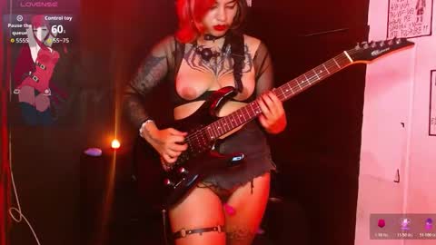 Snapshot of anny_velvetpain chatting on 12-17-25, 01:22 Annie online show from 12-17-25, 01:22