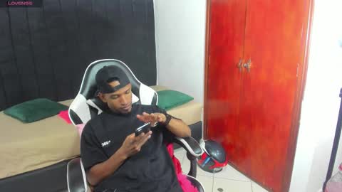 Snapshot of anthoy_wayans chatting on 01-07-26, 12:13 online show from 01-07-26, 12:13