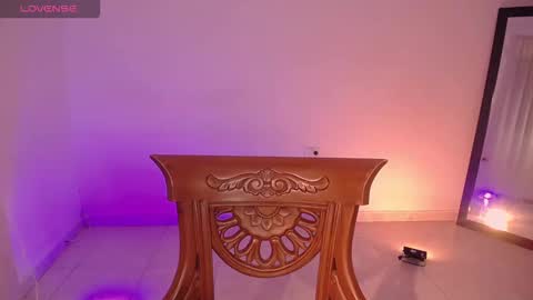 Snapshot of antonella_latin_curvy chatting on 09-20-25, 10:33 Anne online show from 09-20-25, 10:33