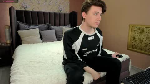 Snapshot of antonylewis chatting on 04-16-26, 09:43 YummyTony online show from 04-16-26, 09:43