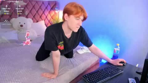 Snapshot of antonylewis chatting on 06-02-26, 06:26 YummyTony online show from 06-02-26, 06:26