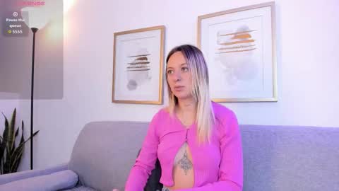 Snapshot of anttoniia chatting on 01-18-26, 02:43 Antonia online show from 01-18-26, 02:43