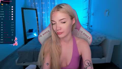 Snapshot of anyataylorr chatting on 11-11-25, 02:44 Anya online show from 11-11-25, 02:44