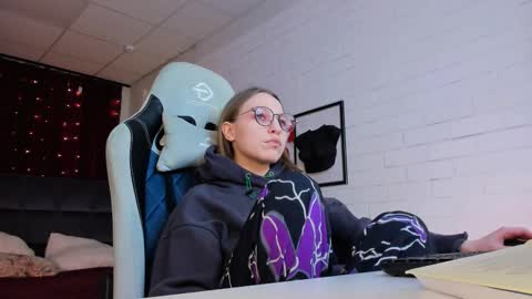 Snapshot of aphexqueen chatting on 02-10-25, 08:21 APHEX QUEEN online show from 02-10-25, 08:21