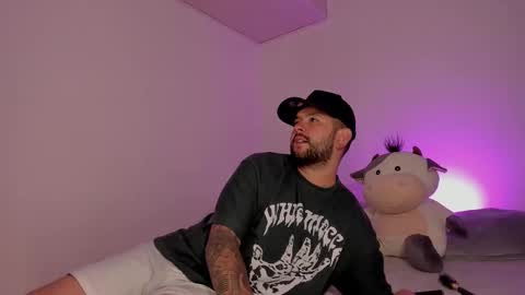 Snapshot of apolorising_ chatting on 09-17-25, 04:03 Lola Apolo online show from 09-17-25, 04:03