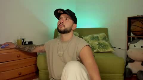 Snapshot of apolorising_ chatting on 10-06-25, 10:40 Lola Apolo online show from 10-06-25, 10:40