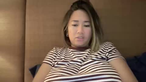 Snapshot of apple_pie_love chatting on 10-17-25, 07:22 Anika online show from 10-17-25, 07:22