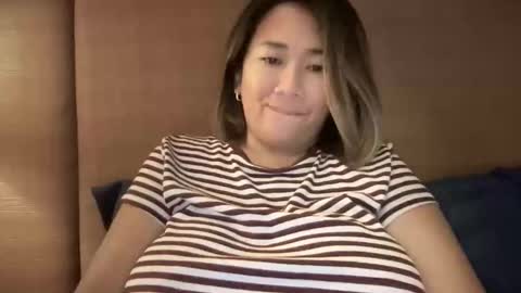 Snapshot of apple_pie_love chatting on 10-17-25, 07:27 Anika online show from 10-17-25, 07:27