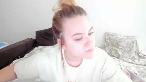 Snapshot of appleyummybuns chatting on 06-30-26, 11:11 appleyummybuns online show from 06-30-26, 11:11