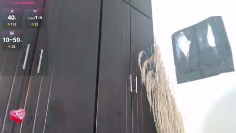 Snapshot of aprill7 chatting on 10-23-25, 01:10 online show from 10-23-25, 01:10