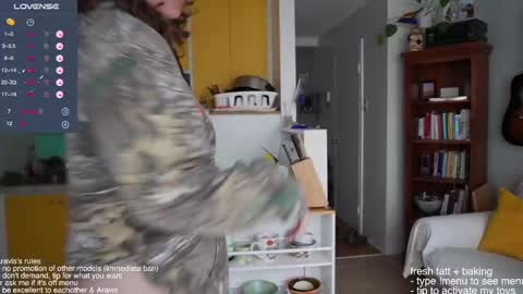 Snapshot of araviself chatting on 10-25-25, 07:08 aravis online show from 10-25-25, 07:08