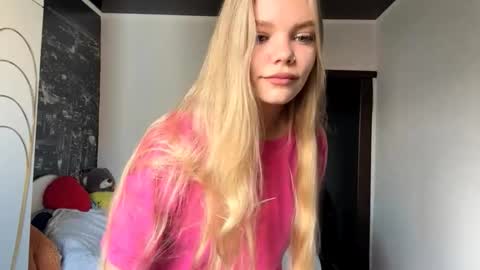 Amelia online show from 10-30-25, 06:48