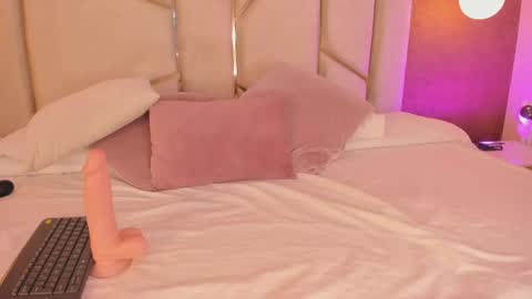 Snapshot of aria_moont chatting on 11-24-25, 04:51 I OOT online show from 11-24-25, 04:51