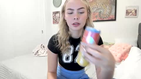 Snapshot of ariah_is_blonde chatting on 11-16-25, 08:25 Ariah online show from 11-16-25, 08:25