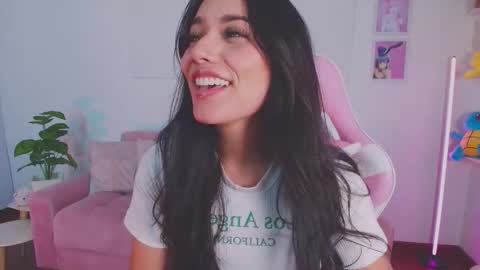 Snapshot of ariana_bae_ chatting on 10-14-25, 02:45   online show from 10-14-25, 02:45