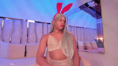 ariana_grande233 online show from 04-13-26, 11:37