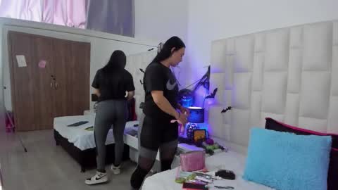  ariana  online show from 10-23-25, 05:01