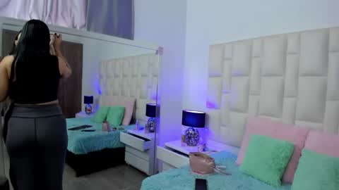  ariana  online show from 12-22-25, 04:26