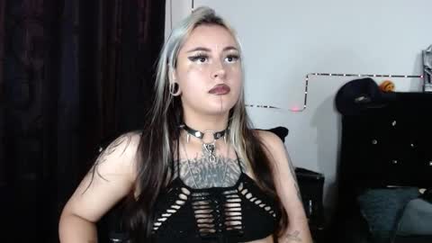 Snapshot of arianauwu666 chatting on 09-25-25, 08:12 help me 100 hands up my OF is Free  online show from 09-25-25, 08:12