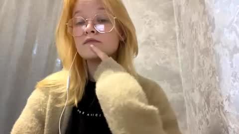Snapshot of arianawarmington chatting on 07-17-26, 06:53 Kira online show from 07-17-26, 06:53